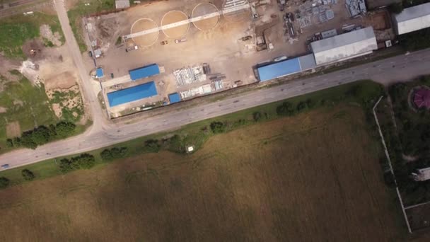 摩尔多瓦一家生产小麦的农业企业正在建设的仓库 拖拉机和拖车的空中视图 前景一片田野 25Fps — 图库视频影像