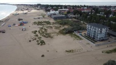 Zatoka, Ukrayna 'daki sahil beldesi, sahil sezonunun sonunda Karadeniz kıyısındaki tatil beldelerinin insansız hava aracı manzarası, Ukrayna, 4k, 30fps