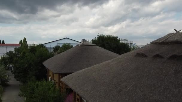 Беспилотник Пролетает Над Крышами Курортной Базы Затоке Украина Оригинальный Файл — стоковое видео