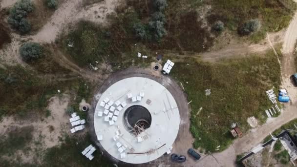 Drone Flight Cylindrical Resort Base Construction Provides View Beach Black — Stock Video