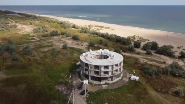 Drone Survolant Une Base Villégiature Cylindrique Construction Près Mer Noire — Video
