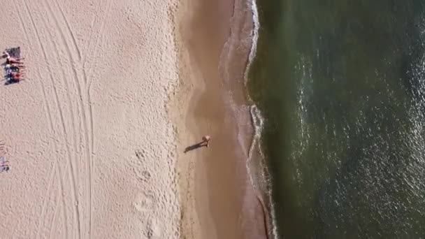 Nsansız Hava Aracından Kumsala Kuş Bakışı Bir Bakış Tanımlanamayan Insanlar — Stok video