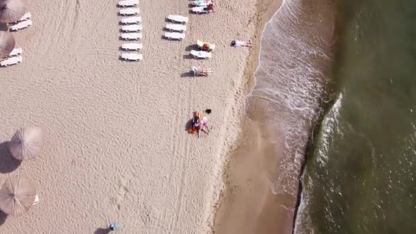 Strandstolar Strandparasoller Gjorda Bambu Eller Vass Människor Som Kopplar Stranden — Stockvideo