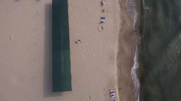 Пляж Береговой Линии Расслабляющих Людей Люди Загорают Побережье Черного Моря — стоковое видео