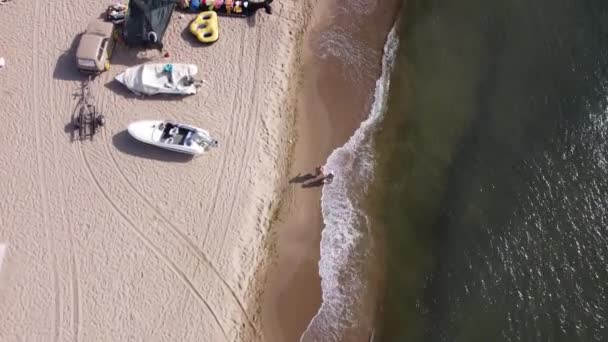 Folk Går Längs Stranden Längs Stranden Motorbåtar Efter Att Ridit — Stockvideo