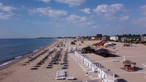 Utsikt Över Svarta Havets Strand Från Drönare Avkopplande Människor Strandstolar — Stockvideo