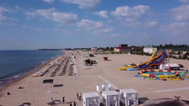 Utsikt Över Svarta Havets Strand Från Drönare Avkopplande Människor Strandstolar — Stockvideo