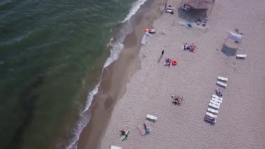 Kumsalda uçan deniz manzaralı turist uçağı. Güzel plajlar, plaj sandalyeleri, zümrüt renginin güzel Karadeniz manzarası. Tatil köyü. Yaz tatilleri, turizm. Zatoka, Ukrayna.