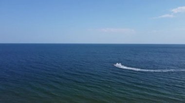 Su motosikleti Ukrayna 'da Karadeniz' in su yüzeyinde yüksek hızda gidiyor. Yüksek Hız Turistleri Şişirilebilir Muz 'la Denizde Geziniyor.