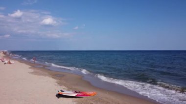People Beach. Plaj insanları güneşleniyor, güneşleniyor, deniz kenarında dinleniyor. Deniz dalgaları ve kum. Karadeniz 'de insanlar yüzer.