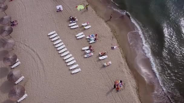Nsanlar Karadeniz Sahilinde Güneşleniyor Kıyı Şeridi Güneş Şemsiyesi Beyaz Plastik — Stok video