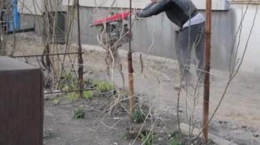 İşçi, evdeki kör bir alan için inşaat için taşınabilir titreşim rampası kullanıyor.