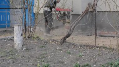 İşçi, evdeki kör bir alan için inşaat için taşınabilir titreşim rampası kullanıyor.