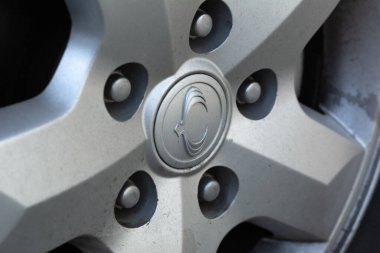 Tiraspol, Moldova - 25 Mart 2022: Marka logosu SsangYong Kyron olan tekerlek disk.