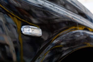 Sinyal yineleyiciyi çevir. Dönüş sinyal yineleyicisine yakın çekim. Araba kullanırken yol güvenliği.