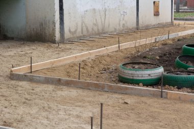 Temelde kör alan hazırlanıyor. Temel formalite işaretlemesi. Evin yakınındaki kör alan inşaatı.