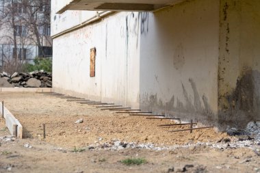 Temelde kör alan hazırlanıyor. Temel formalite işaretlemesi. Evin yakınındaki kör alan inşaatı.