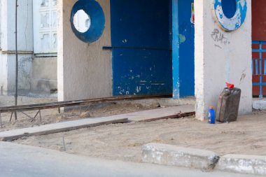 Temelde kör alan hazırlanıyor. Evin tabanında kumlar vakfın kör bölgesinin inşaatını hazırlıyor..