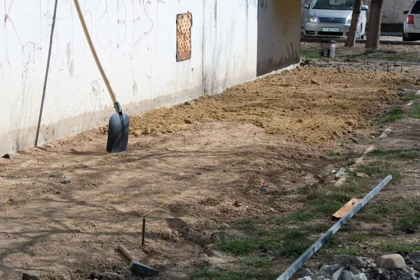 Temelde kör alan hazırlanıyor. Temel formalite işaretlemesi. Evin yakınındaki kör alan inşaatı.