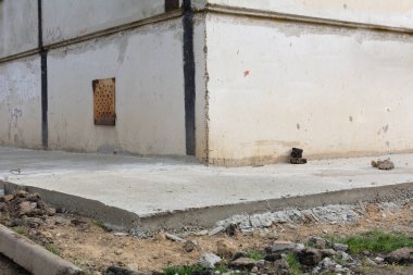 Evdeki çimento kaldırımı. Evin temelindeki kör alanın onarımı ya da inşaatı