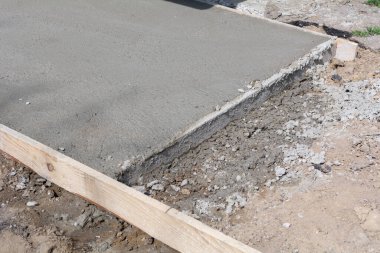 Çimentoyla dolu bir temel. Evin temelinin kör noktasını inşa etme süreci. Eski evin beton temeli.