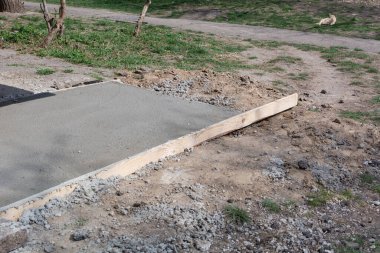 Çimentoyla dolu bir temel. Evin temelinin kör noktasını inşa etme süreci. Eski evin beton temeli.
