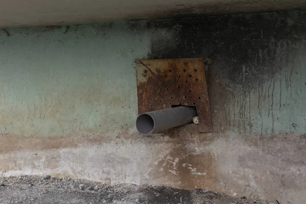 Tubería Plástico Para Drenar Agua Lluvia Del Techo Edificio Apartamentos — Foto de Stock