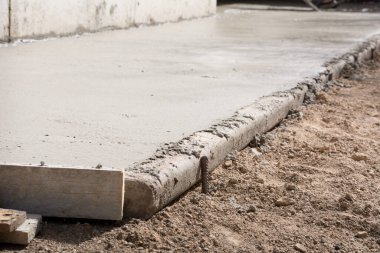 Beton kör alan. Bir apartman için yeni beton kaldırım