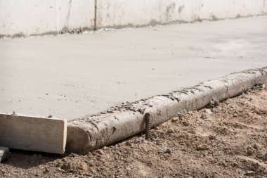 Beton kör alan. Bir apartman için yeni beton kaldırım