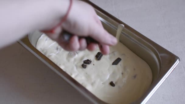 Preparação Caçarola Queijo Chef Polvilha Pedaços Chocolate Preto Caçarola Queijo — Vídeo de Stock