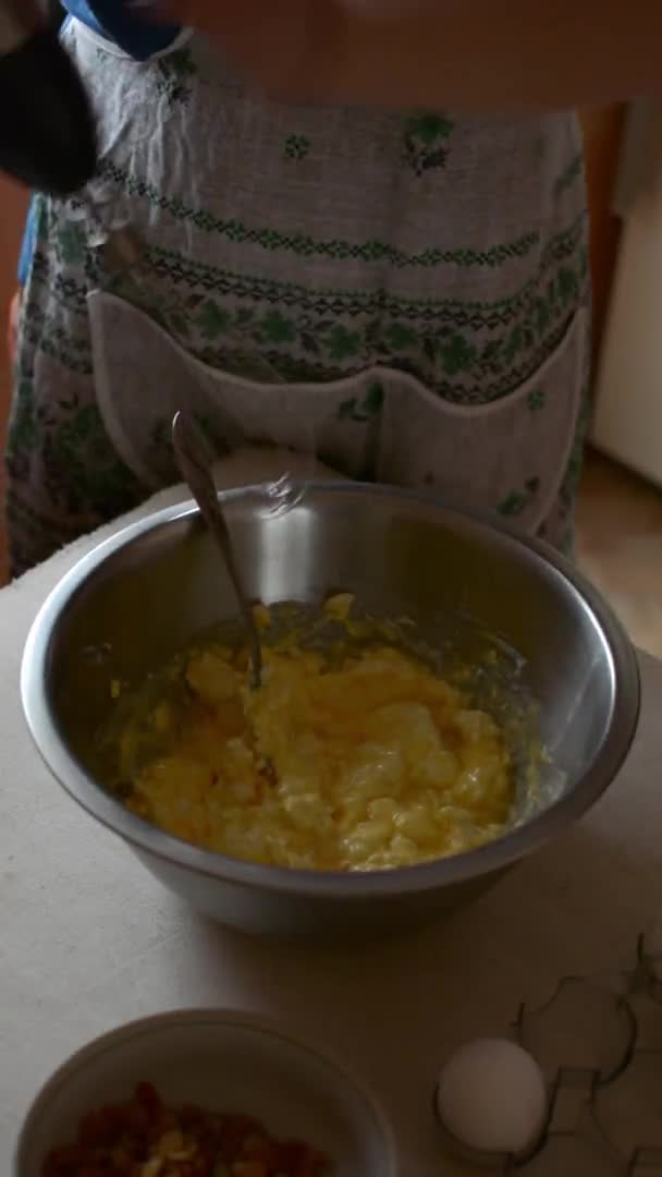 Προετοιμασία Γλυκού Τυριού Κατσαρόλας Chef Αναμιγνύει Συστατικά Δύο Τύποι Τυρί — Αρχείο Βίντεο