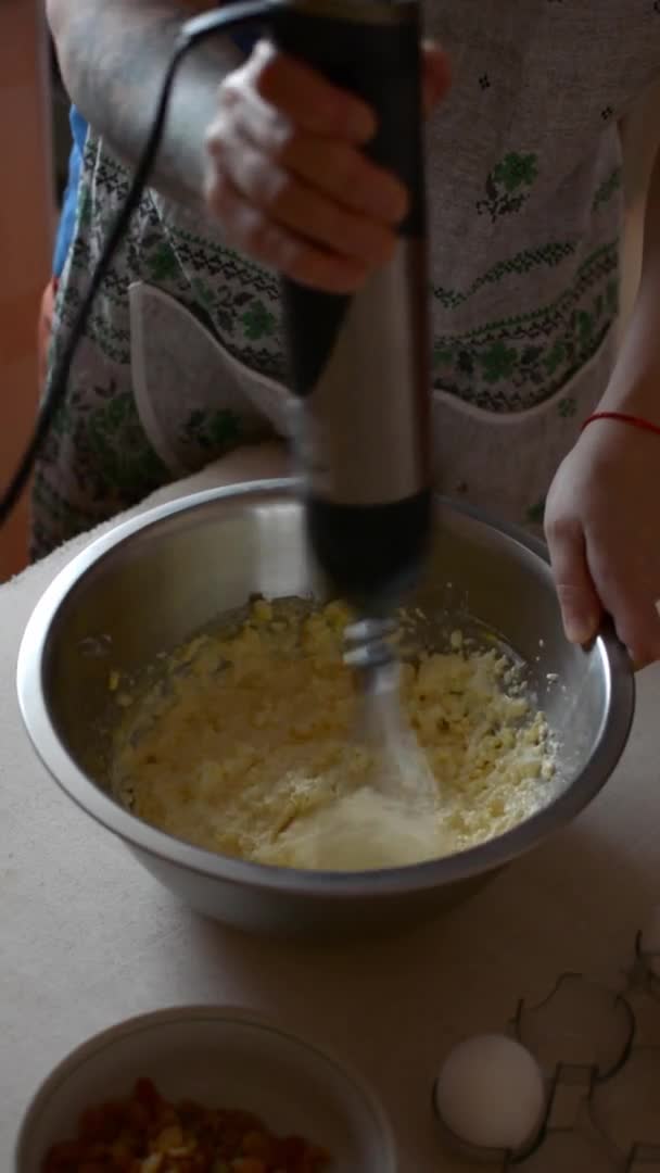 甜奶酪砂锅准备 厨师正在搅拌奶酪砂锅的配料 两种类型的奶酪 葡萄干 — 图库视频影像