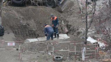 Tiraspol, Tanınmayan Transnistria Cumhuriyeti - 18 Kasım 2021 Bir grup işçi onarım ısıtma hattı kurdular