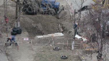 Tiraspol, Tanınmayan Transnistria Cumhuriyeti - 18 Kasım 2021 Bir grup işçi onarım ısıtma hattı kurdular