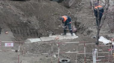 Tiraspol, Tanınmayan Transnistria Cumhuriyeti - 18 Kasım 2021 Bir grup işçi onarım ısıtma hattı kurdular