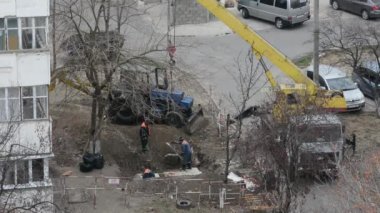 Tiraspol, Tanınmayan Transnistria Cumhuriyeti - 18 Kasım 2021 Bir grup işçi onarım ısıtma hattı kurdular