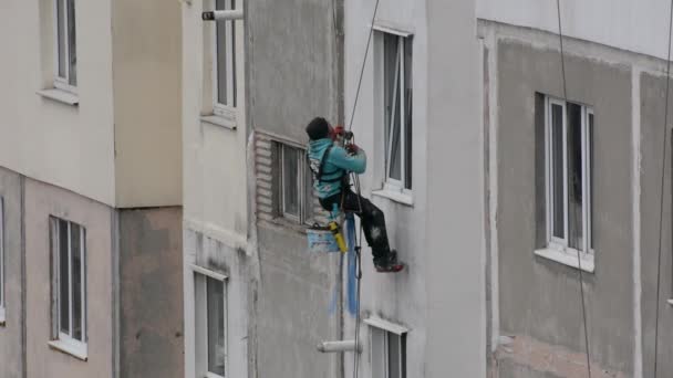 ティラスポル モルドバ 2021年11月19日高層作品 窓の斜面を終えるためにアパートの壁を登る労働者の眺め — ストック動画