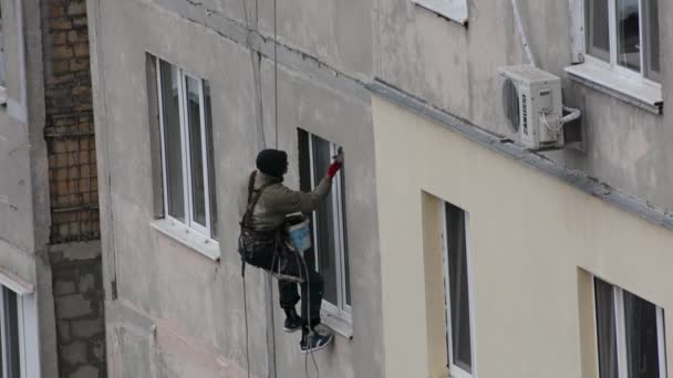 蒂拉斯波尔 摩尔多瓦 2021年11月19日 一名工人爬上一幢公寓楼的墙完成窗户斜坡的景象 — 图库视频影像