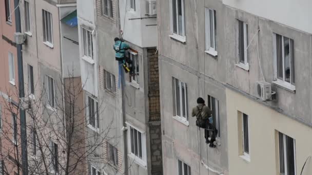 Tiraspol Mołdawia Listopada 2021 Widok Pracownika Wspinającego Się Ścianę Budynku — Wideo stockowe