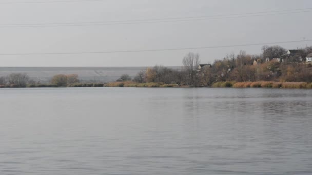 Widok Rzekę Yagorlyk Jesienią Wieczorem Domy Wiejskie Pobliżu Brzegu Rzeki — Wideo stockowe