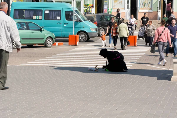 摩尔多瓦蒂拉斯波尔 2022年5月13日 一名乞讨妇女跪在公园附近祈祷 前苏联这个未获承认的德涅斯特河左岸共和国的社会问题 — 图库照片