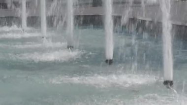 Şehir parkındaki çeşmeden su akar. Çeşme sıçraması. Su basıncı. Yaz parkında yüksek çeşme. Fıskiyeler fışkırıyor. Güçlü çeşme suyu serpintisi