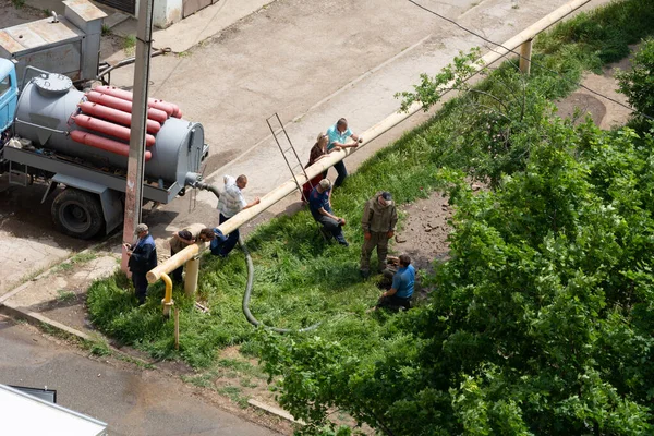 Tiraspol Moldova Mayıs 2022 Erkek Işçiler Kanalizasyon Borularında Bir Çatlağı — Stok fotoğraf