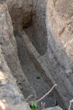 Kazı çukuru. Eski su boru hattı. Su borusunu tamir et ve kanalizasyon molası ver.