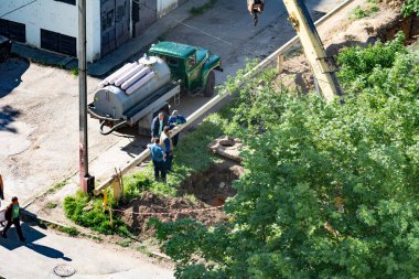 Tiraspol, Moldova - 20 Mayıs 2022: Su kuruluşunun şehir onarım hizmeti. Kanalizasyon tamiri