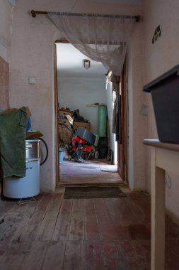 Terk edilmiş eski bir evin içinde.