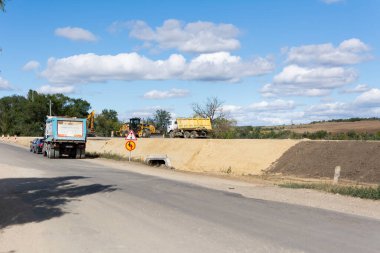 Vulcanesti, Moldova - 20 Eylül 2022: Karayolu makineleri M3 uluslararası karayollarının tamirini gerçekleştirdi. Ukrayna karayolu inşaat pazarındaki Güney Karayolu Şirketi liderinin logosuna sahip yol ekipmanları