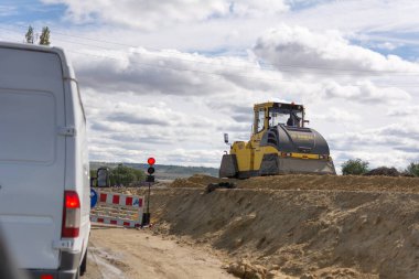 Vulcanesti, Moldova - 20 Eylül 2022 Uluslararası Otoyol M3 'ün tamirini gerçekleştirdi. Ukrayna karayolu inşaat pazarındaki Güney Karayolu Şirketi liderinin logosuna sahip yol ekipmanları