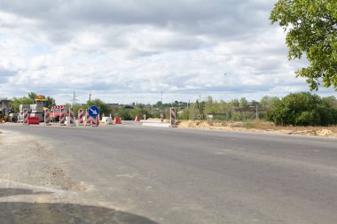 Cimislia bölgesi, Moldova - 20 Eylül 2022 Trafik yolu E584 / M3 üzerinde kavşak inşaatı. Binanın inşaat alanında bir çevre yolu var. Yön tabelası sağda.