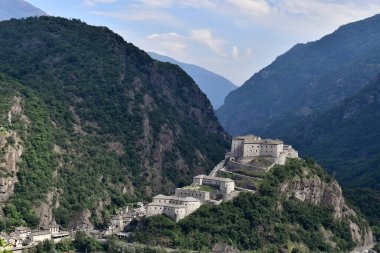 Ozan Kalesi, Aoasta Vadisi 'nin başındaki geçidi kapatan güzel bir kale.